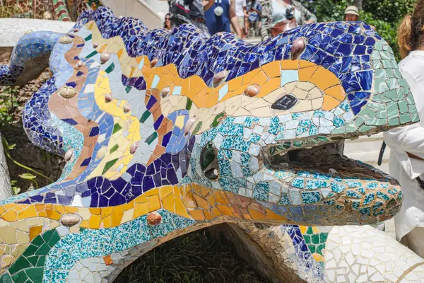 Barselona, İspanya - 28 Temmuz 2024: 'El Drac, Antoni Gaudi, Park Guell, Barselona, İspanya tarafından yaratılan çarpıcı bir mozaik kertenkele.