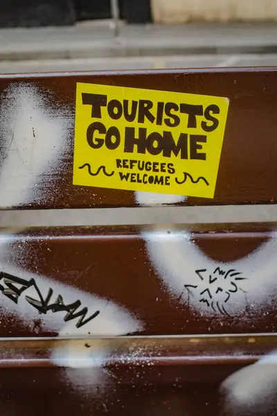 Barselona, İspanya - 28 Temmuz 2024: Turist Barselona, İspanya 'da bir park bankında evine gitti