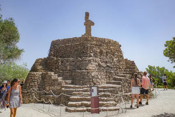 Barselona, İspanya - 28 Temmuz 2024: Park Guell, Barcelona, İspanya 'da üç haç noktası