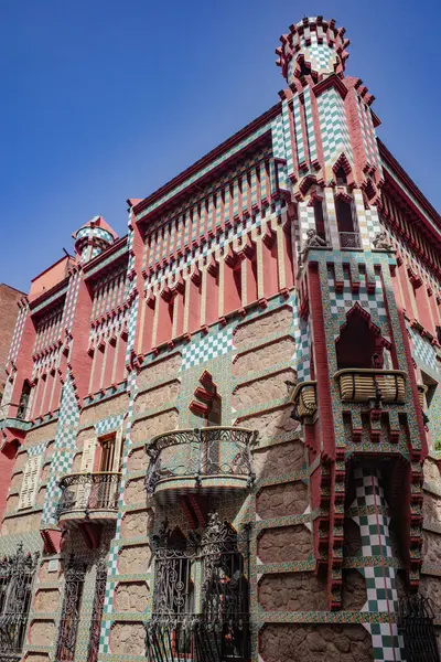 Barcelona, İspanya - 28 Temmuz 2024: Casa Vicens 'in dış mimarı Antoni Gaudi
