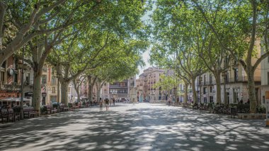 Rakamlar, İspanya - 3 Ağustos 2024: La Rambla Bulvarı, Figueres, Katalonya