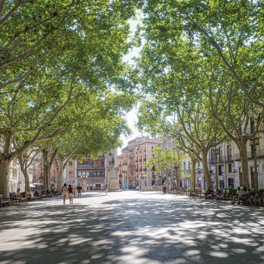 Rakamlar, İspanya - 3 Ağustos 2024: La Rambla Bulvarı, Figueres, Katalonya