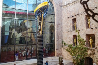 Rakamlar, İspanya - 3 Ağustos 2024: Salvador Tiyatro Müzesi, Figueres, Katalonya