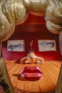 Figueres, İspanya - 3 Ağustos 2024: Dali Tiyatro Müzesi 'nin Mae West odasında kadın yüzü kurulumu, Figueres, Katalonya