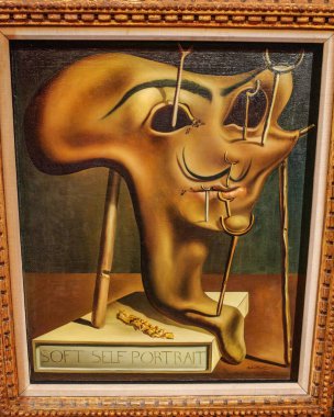 Rakamlar, İspanya - 3 Ağustos 2024: Salvador Dali 'nin resimleri Tiyatro Müzesi Dali, Figueres, Katalonya' da sergileniyor