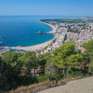 Blanes, İspanya - 10 Ağustos 2024: Sant Joan Şatosu, Costa Brava, Katalonya 'dan sahil kasabası Blanes' in manzarası