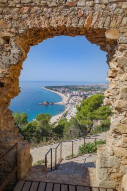 Blanes, İspanya - 10 Ağustos 2024: Sant Joan Şatosu, Costa Brava, Katalonya 'dan sahil kasabası Blanes' in manzarası