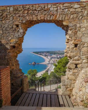 Blanes, İspanya - 10 Ağustos 2024: Sant Joan Şatosu, Costa Brava, Katalonya 'dan sahil kasabası Blanes' in manzarası