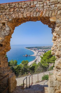 Blanes, İspanya - 10 Ağustos 2024: Sant Joan Şatosu, Costa Brava, Katalonya 'dan sahil kasabası Blanes' in manzarası