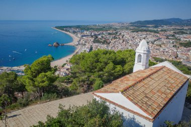Blanes, İspanya - 10 Ağustos 2024: Sant Joan Şatosu, Costa Brava, Katalonya 'dan sahil kasabası Blanes' in manzarası