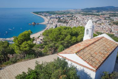 Blanes, İspanya - 10 Ağustos 2024: Sant Joan Şatosu, Costa Brava, Katalonya 'dan sahil kasabası Blanes' in manzarası