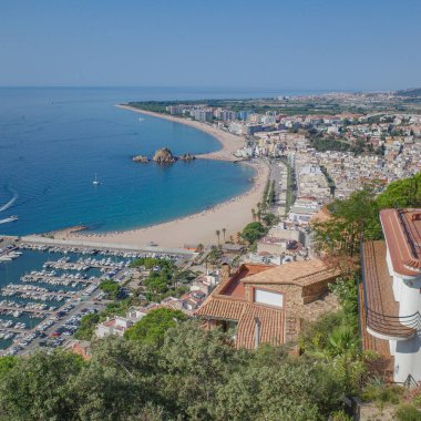 Blanes, İspanya - 10 Ağustos 2024: Yazın Blanes Beach ve Costa Brava, Katalonya manzaraları