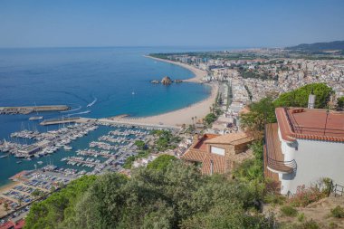 Blanes, İspanya - 10 Ağustos 2024: Yazın Blanes Beach ve Costa Brava, Katalonya manzaraları
