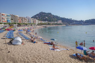 Blanes, İspanya - 10 Ağustos 2024: La Palomera 'dan Blanes Sahili manzarası, Costa Brava, Katalonya
