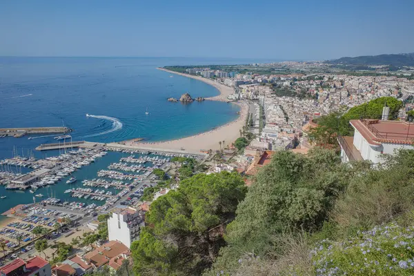 Blanes, İspanya - 10 Ağustos 2024: Yazın Blanes Beach ve Costa Brava, Katalonya manzaraları