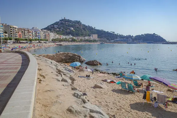 Blanes, İspanya - 10 Ağustos 2024: La Palomera 'dan Blanes Sahili manzarası, Costa Brava, Katalonya