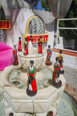 Port Lligat, İspanya - 7 Eylül 2024: Sürrealist sanatçı Salvador Dali 'nin evinde heykeller sergileniyor