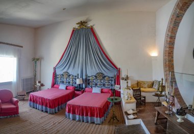 Port Lligat, İspanya - 7 Eylül 2024: Sürrealist ressam Salvador Dali 'nin evinde yatak odası