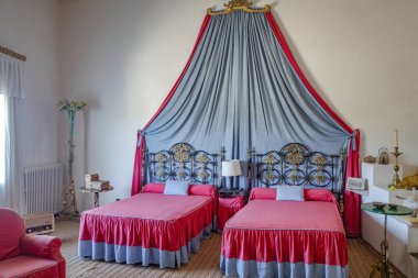 Port Lligat, İspanya - 7 Eylül 2024: Sürrealist ressam Salvador Dali 'nin evinde yatak odası