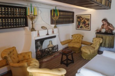 Port Lligat, İspanya - 7 Eylül 2024: Sürrealist ressam Salvador Dali 'nin evinde oturma odası ve çalışma alanı