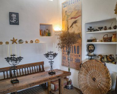 Port Lligat, İspanya - 7 Eylül 2024: Sürrealist sanatçı Salvador Dali 'nin evindeki yemek masası