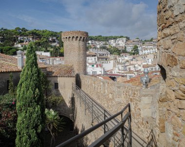 Tossa de Mar, İspanya - 1 Eylül 2024: Tossa de Mar Kalesi ve Şehir Duvarları, Costa Brava, Katalonya