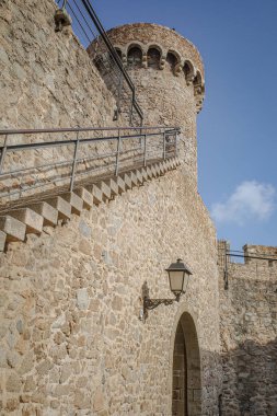 Tossa de Mar, İspanya - 1 Eylül 2024: Tossa de Mar Kalesi ve Şehir Duvarları, Costa Brava, Katalonya