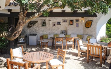 Güller, İspanya - 9 Ağustos 2024: El Bulli restoranının terasında masalar, Cala Montjoi, Costa Brava