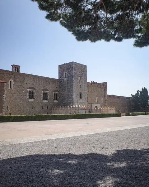 Perpignan, Fransa - 24 Ağustos 2024: Majorca Kralları Sarayı (Palais des Rois de Majorque), Fransa 'nın Perpignan kentinde bir turizm merkezi.