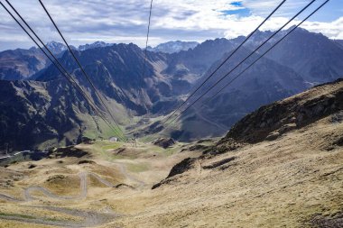 La Mongie, Fransa - 2 Kasım 2024: Fransız Pirenesi 'nde La Mongie' den Pic du Midi 'ye kablolu araba
