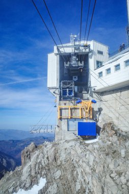 La Mongie, Fransa - 2 Kasım 2024: Fransız Pirenesi 'nde La Mongie' den Pic du Midi 'ye kablolu araba