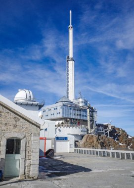 Pic du Midi, Fransa - 2 Kasım 2024: Pic du Midi Gözlemevi 'nden Fransız Pirene dağlarının manzarası