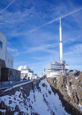 Pic du Midi, Fransa - 2 Kasım 2024: Pic du Midi Gözlemevi 'nden Fransız Pirene dağlarının manzarası