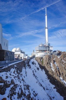 Pic du Midi, Fransa - 2 Kasım 2024: Pic du Midi Gözlemevi 'nden Fransız Pirene dağlarının manzarası