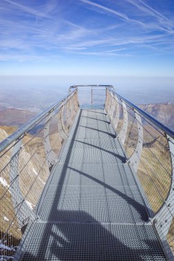 Pic du Midi, Fransa - 2 Kasım 2024: Pic du Midi Gözlemevi 'nden Fransız Pirene dağlarının manzarası