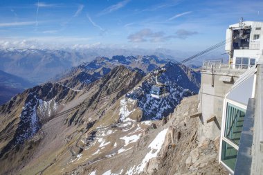 La Mongie, Fransa - 2 Kasım 2024: Fransız Pirenesi 'ndeki Pic du Midi Gözlemevi' nde kablolu araba