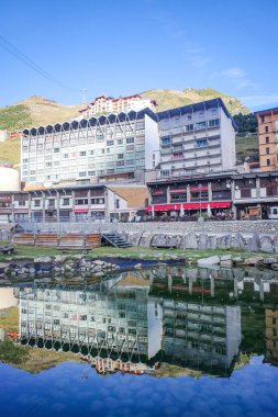 La Mongie, Fransa - 2 Kasım 2024: Bagneres de Bigorre yakınlarındaki Fransız Pyrenean kayak köyü