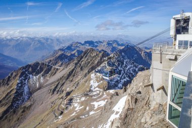 La Mongie, Fransa - 2 Kasım 2024: Fransız Pirenesi 'ndeki Pic du Midi Gözlemevi' nde kablolu araba