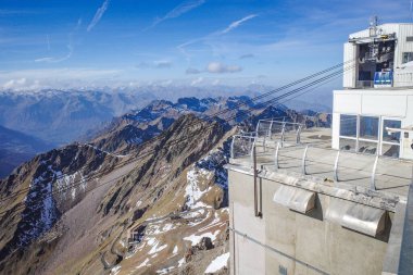 La Mongie, Fransa - 2 Kasım 2024: Fransız Pirenesi 'nde La Mongie' den Pic du Midi 'ye kablolu araba