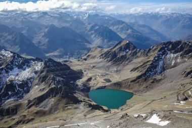 Pic du Midi, Fransa - 2 Kasım 2024: Pic du Midi Gözlemevi 'nden Fransız Pirene dağlarına bakıyor