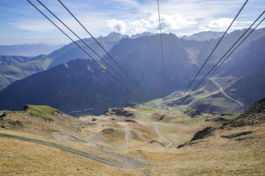 La Mongie, Fransa - 2 Kasım 2024: Fransız Pirenesi 'nde La Mongie' den Pic du Midi 'ye kablolu araba