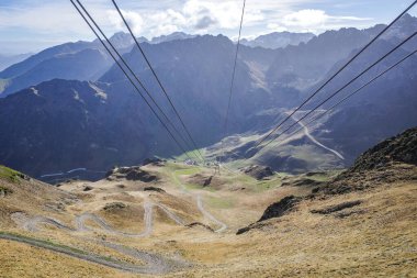 La Mongie, Fransa - 2 Kasım 2024: Pic du Midi Cable Car 'dan Fransız Pirene dağlarının manzarası