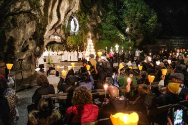 Lourdes, Fransa - 1 Kasım 2024: Seyyahlar Massabielle 'deki Lourdes Leydisi Heykeli' nde bir ayine katıldılar