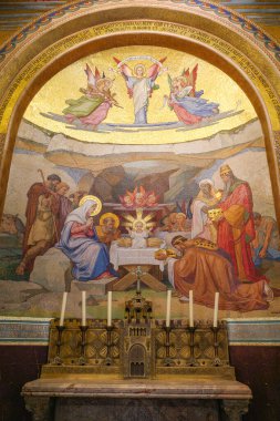 Lourdes, Fransa - 1 Kasım 2024: Tespih 'teki Meryem Ana Kilisesi Bazilikası' nın İçi, Lourdes