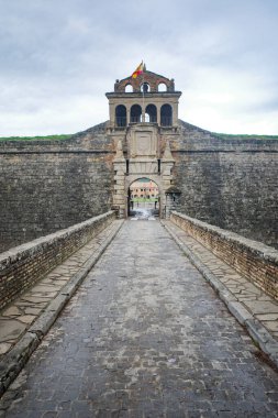 Jaca, İspanya - 21 Eylül 2024: San Pedro Kalesi Duvarları ve Jaca Kalesi, Aragon, İspanya