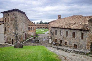 Jaca, İspanya - 21 Eylül 2024: San Pedro Kalesi Duvarları ve Jaca Kalesi, Aragon, İspanya