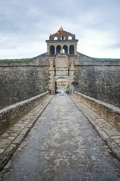 Jaca, İspanya - 21 Eylül 2024: San Pedro Kalesi Duvarları ve Jaca Kalesi, Aragon, İspanya