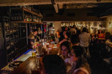 Buenos Aires, Arjantin - 22 Kasım 2024: Buenos Aires 'teki Floreria Atlantico çiçek dükkanı, restoran, bar ve şarap dükkanı