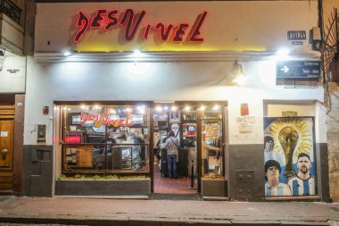Buenos Aires, Arjantin - 22 Kasım 2024: Desnivel Restaurant Defensa Caddesi, San Telmo Mahallesi, Buenos Aires