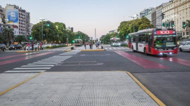 Buenos Aires, Arjantin - 22 Kasım 2024: 9 de Julio Avenue 'den Obelisco de Buenos Aires manzarası